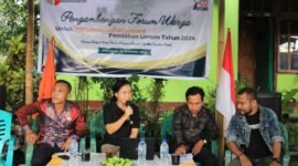 Bawaslu Manggarai Barat Gelar Forum Pengawasan Partisipatif/ket.foto: Ketua Bawaslu, Maria M. S. Seriang sedang memaparkan materi Pengawasan Partisipatif