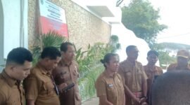 Pemkab Mabar Pasang plang tunggakan pajak di Hotel Loccal Collection, Senin (04/12/2023)