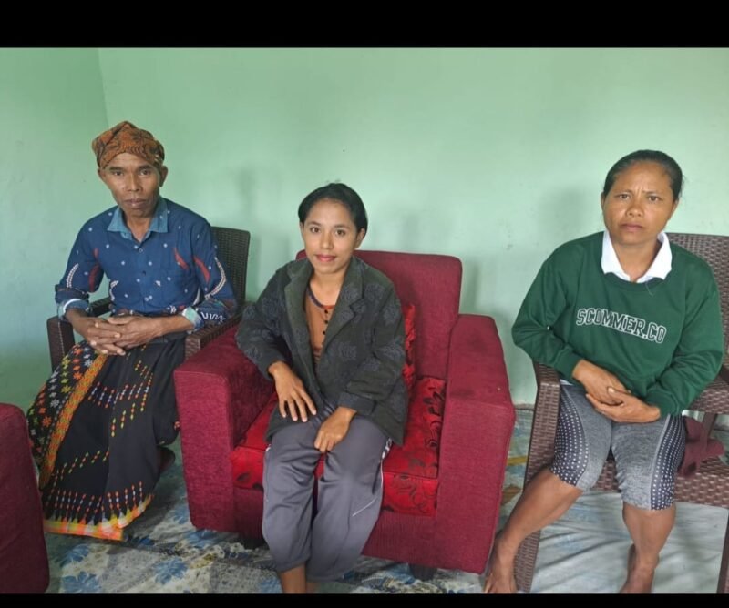 masyarakat Kampung Ajang, Yowanita didampingi kedua orang tuanya