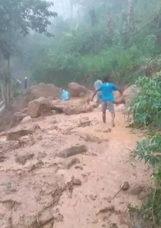 Jalan raya jalur Ruteng Reo terputus akibat longsor