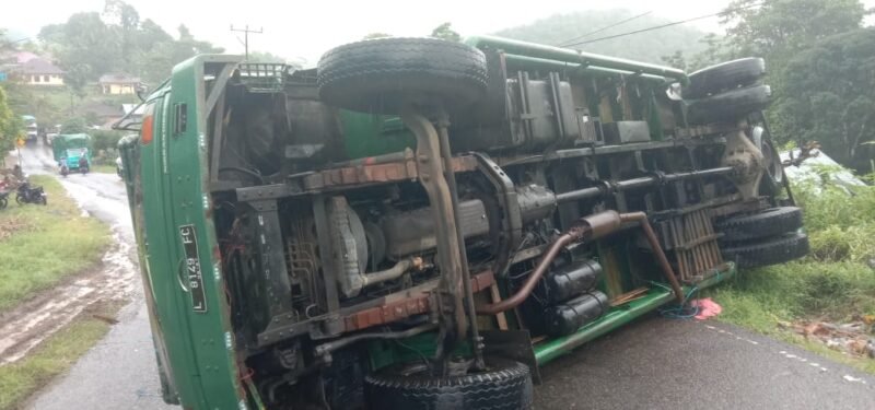 Mobil Ekspedisi dalam posisi terbalik melintang di jalur trans flores.