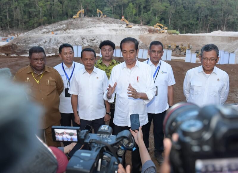 Menteri Bahlil saat menemani Presiden Jokowi di IKN