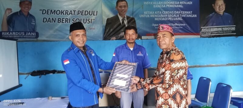 Melkior Nurdin, Saat Menyerahkan Berkas Pendaftaran Calon Bupati/Wakil Bupati Manggarai Barat di DPC Partai Demokrat Manggarai Barat. (Foto: Remigius)