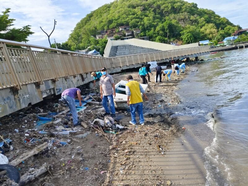 Lurah Labuan Bajo, Vinsen Taso Bersama Seluruh Staff Kelurahan Membersihkan Sampah yang Berserakan di Muara Kali Wae Kemiri Labuan Bajo. (Foto: Komodo Indonesia Post)