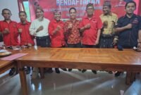 Calon Bupati Manggarai Barat Iren Surya Bersama Rombongan Melakukan Foto Bersama Jajaran DPC PDI Perjuangan Manggarai Barat Usai Mendaftar. (Foto: Remigius Nahal)