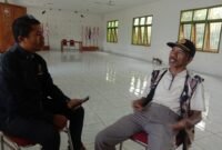 Sekertaris Kwarcab Pramuka Manggarai Barat, Gallus Gias (baju putih) saat diwawancara wartawan Komodoindonesiapost.com pada Rabu, 24 April 2024 di Gedung Pramuka Manggarai Barat di Labuan Bajo.