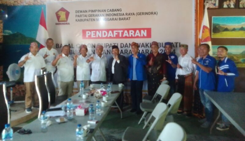 Foto Bersama Usai Pendaftaran di DPC Partai Gerindra Manggarai Barat. (Foto: KIP)