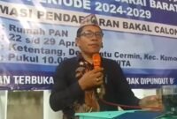 Dr. Bernadus Barat Daya saat memberi keterangan pers usai medaftar di DPD Partai Amanat Nasional Manggarai Barat. (Foto: KIP)