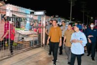 Presiden Jokowi saat menjajaki kuliner Kampung Ujung Labuan Bajo. Foto: BPMI Setpres/ Laily Rachev 