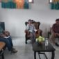 Kepala Dinas Penanaman Modal dan Perijinan Terpada Satu Pintu Rice Babur (tengah) didampingi kedua staffnya saat diwawancara media komodoindonesiapost.com pada Jumat, 07 Juni 2024