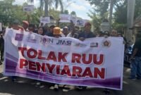 Sejumlah Jurnalis di Kupang provinsi NTT yang tergabung dalam Forum Jurnalis NTT untuk Reformasi menggelar aksi menolak RUU Penyiaran di kantor DPRD provinsi NTT. Jumat, [7/6] siang. Foto: Ist. 