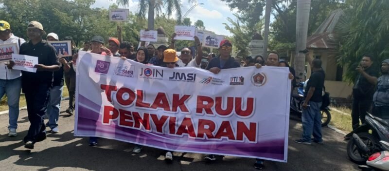 Sejumlah Jurnalis di Kupang provinsi NTT yang tergabung dalam Forum Jurnalis NTT untuk Reformasi menggelar aksi menolak RUU Penyiaran di kantor DPRD provinsi NTT. Jumat, [7/6] siang. Foto: Ist. 