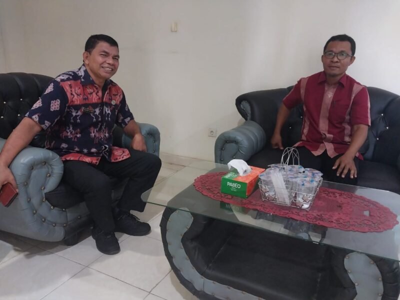 Kepala Inspektorat Mabar, Blasius Nurdin Noban (kiri) didampingi Hans Kawat selaku Auditor inspektorat (kanan) saat memberikan keterangan kepada wartawan pada Jumat, 07 Juni 2024