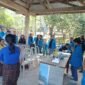 Mahasiswa Pendidikan Ekonomi Uniflor Ende saat menggelar kegiatan pelantihan pembuatan krupuk ubi di desa Wologai Tengah 