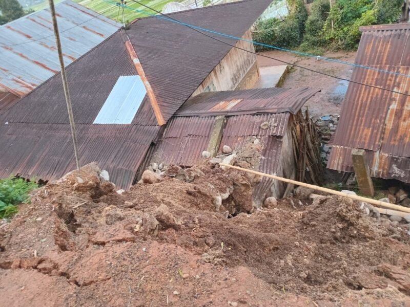 Dua rumah warga di kampung Maras desa Belang Turi ditimbun longsor 