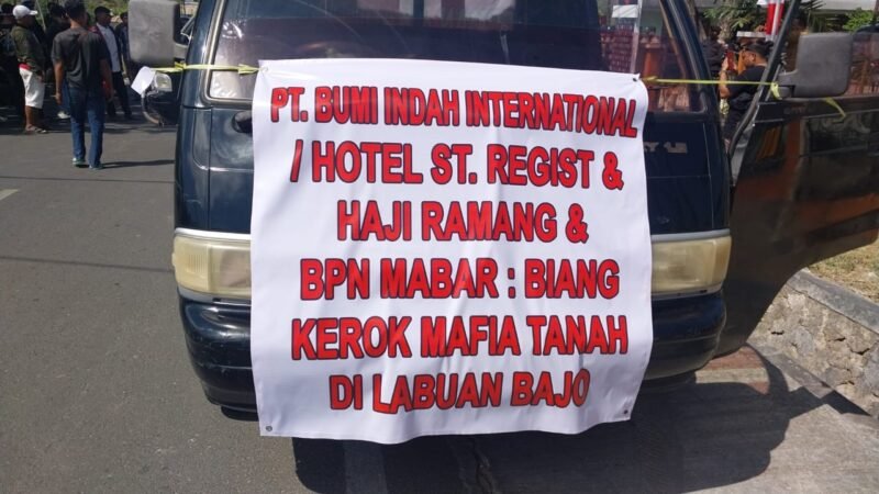 Poster pernyataan sikap massa demonstran di BPN Manggarai Barat. Selasa, 27 Agustus 2024. Foto: Komodo Indonesia Post.com