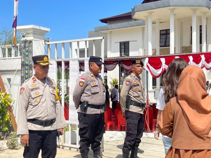 Anggota Polres Manggarai Barat tengah mengamankan proses pendaftaran calon bupati dan wakil bupati Manggarai Barat. 