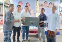 Mario Pranda dan Richard Sontani saat memberikan bantuan Internet gratis kepada warga di Pulau Mesah 