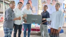 Mario Pranda dan Richard Sontani saat memberikan bantuan Internet gratis kepada warga di Pulau Mesah 