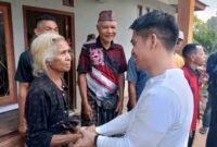 Calon wakil bupati Manggarai Barat, Richard Sontani saat menerima nasehat dari warga. 