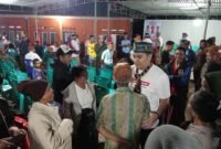 Calon bupati Manggarai Barat, Mario Pranda tengah mendengar keluhan warga. 