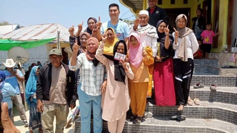 Calon bupati Manggarai Barat, Mario Pranda bersama warga di Boleng. 