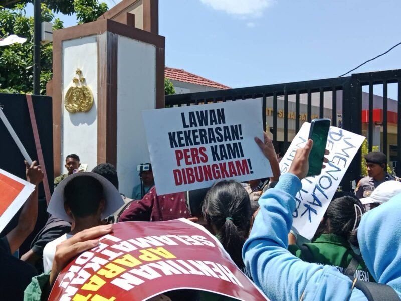 Mahasiswa berunjuk rasa di depan Polda NTT pada 11 Oktober 2024, saat Pemimpin Redaksi Floresa, Herry Kabut sedang melaporkan kasus dugaan penganiayaan.