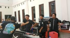 Operator IO berhasil ditahan dan ditarik sesama tim karena adu mulut dengan tim Jubir Edi Weng