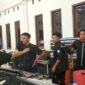 Operator IO berhasil ditahan dan ditarik sesama tim karena adu mulut dengan tim Jubir Edi Weng