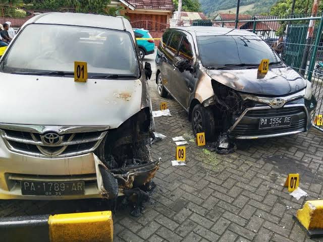 Dua unit mobil yang parkir di depan kantor redaksi Jubi ikut terbakar karena ledakan bom molotov. Foto: LBH Jayapura 