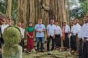 Mario Pranda, Richard Sontani dan dr. Stefy Harman bersama para tua adat melakukan acara adat di Pong Welak. 