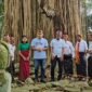 Mario Pranda, Richard Sontani dan dr. Stefy Harman bersama para tua adat melakukan acara adat di Pong Welak. 