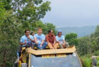 Calon bupati Manggarai Barat, Mario Pranda memilih menaiki mobil dump truck dalam konfoi dari kampung Wol menuju Lamba Welak. 