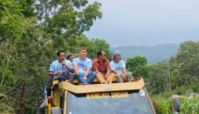 Calon bupati Manggarai Barat, Mario Pranda memilih menaiki mobil dump truck dalam konfoi dari kampung Wol menuju Lamba Welak. 