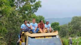 Calon bupati Manggarai Barat, Mario Pranda memilih menaiki mobil dump truck dalam konfoi dari kampung Wol menuju Lamba Welak. 