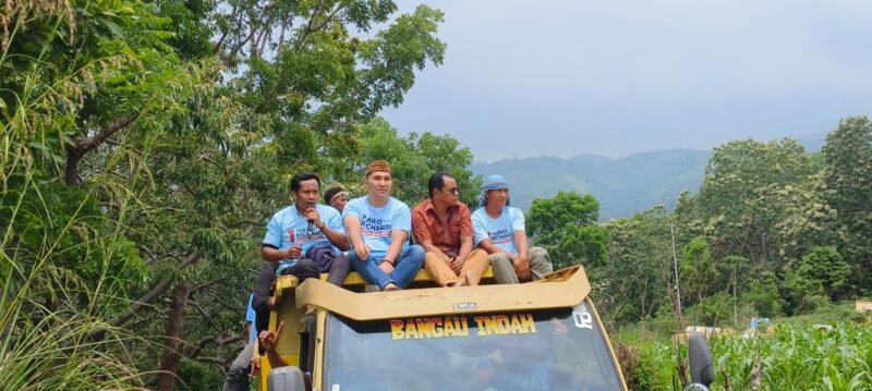 Calon bupati Manggarai Barat, Mario Pranda memilih menaiki mobil dump truck dalam konfoi dari kampung Wol menuju Lamba Welak. 