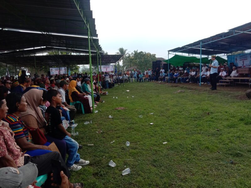 Calon wakil bupati Manggarai Barat nomor urut satu, Richard Sontani tengah berorasi di hadapan ribuan massa di kecamatan Boleng. Sabtu, [23/11] siang. Foto: Ven Darung 