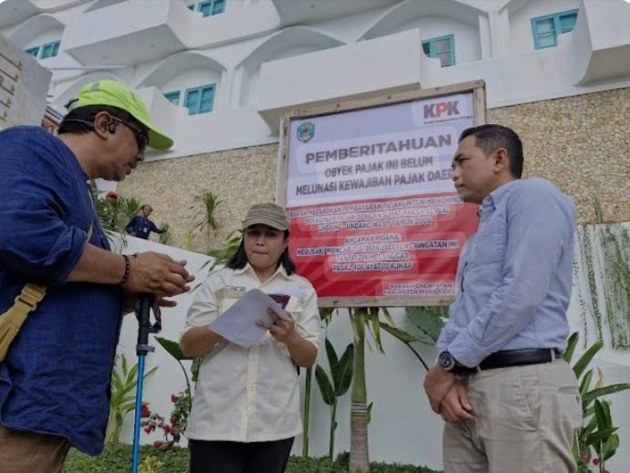 Ketua Satgas Koordinasi Supervisi Wilayah V Komisi Pemberantasan Korupsi (KPK) Dian Patra bersama rombongan mendampingi Pemerintah Kabupaten [Pemkab] Manggarai Barat, Nusa Tenggara Timur [NTT], menagih pajak di hotel Loccal Collection Labuan Bajo, Sabtu [3/8/2024].