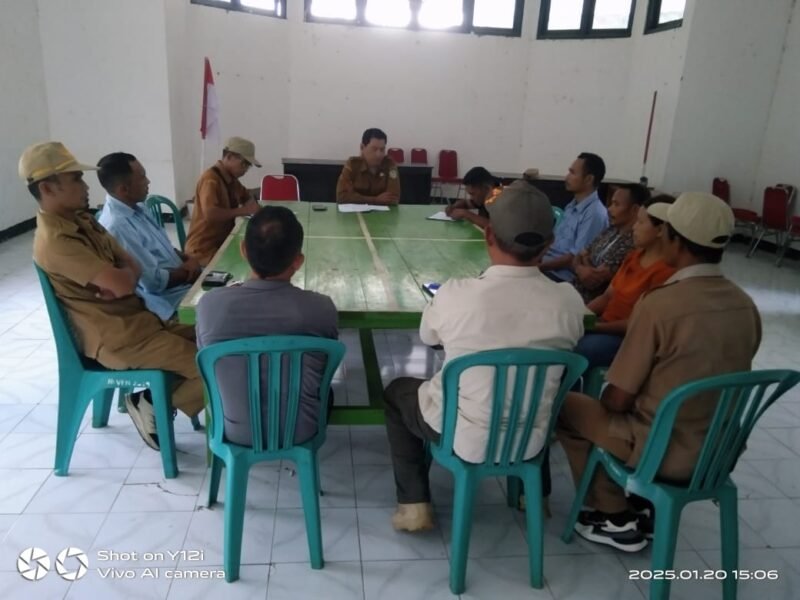 Camat Welak, Avelinus Joni, Kepala Desa Galang dan keempat Perangkat desa Galang saat mediasi di kantor camat Welak di Orong. 