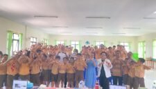 Pose bersama Siswa/i bersama Sr. Kepala Sekolah, Tenaga Kesehatan dan Kanit PPA Polres Manggarai Barat usai kegiatan 