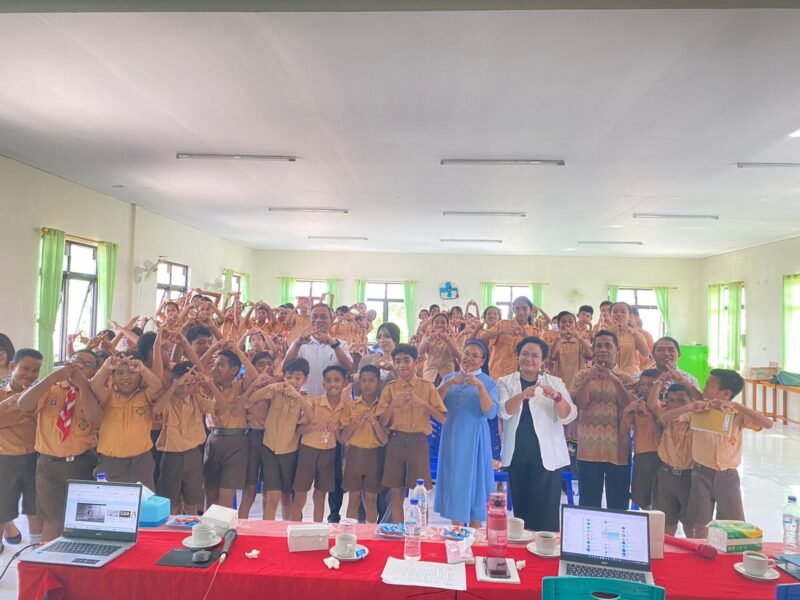 Pose bersama Siswa/i bersama Sr. Kepala Sekolah, Tenaga Kesehatan dan Kanit PPA Polres Manggarai Barat usai kegiatan 