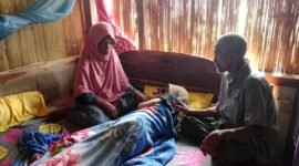 Sunarti terbaring lemas di ranjang rumahnya. Kedua orangtuanya terdiam kaku melihat kenyataan itu. 