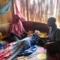 Sunarti terbaring lemas di ranjang rumahnya. Kedua orangtuanya terdiam kaku melihat kenyataan itu. 