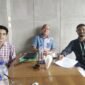 I Gusti Putu Ekadana [tengah] didampingi kuasa hukum. 