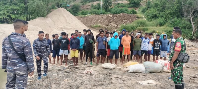 Sejumlah penambang pasir ilegal saat diamankan oleh Lanal Labuan Bajo 