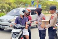 Polres Mabar Bagi Takjil Dibulan Suci Ramadhan Di Labuan Bajo