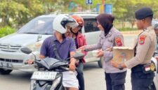 Polres Mabar Bagi Takjil Dibulan Suci Ramadhan Di Labuan Bajo