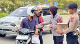 Polres Mabar Bagi Takjil Dibulan Suci Ramadhan Di Labuan Bajo