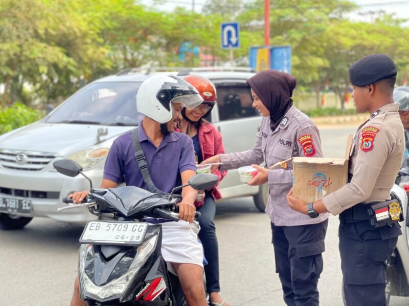 Polres Mabar Bagi Takjil Dibulan Suci Ramadhan Di Labuan Bajo