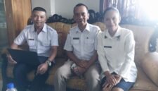 Kepala Dinas Penanaman Modal dan Pelayanan Terpadu Satu Pintu (PMPTSP) Kabupaten Manggarai Barat, Maria Imaculata Etrus Babur  didampingi sekertaris Yohanes Rinaldo Gampur dan staf tim pelayanan perijinan Marselinus Siam Taku